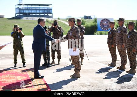 Le cerimonie di chiusura hanno avuto inizio oggi presso la Five Hills Training Area di Tavantolgoi, Mongolia, segnando la fine ufficiale dell'esercizio di Khaan quest 2022. Nel 2019 hanno partecipato più di 30 paesi. Da allora l'esercizio non è stato condotto a causa della pandemia COVID-19. Quest'anno Khaan quest è risorto dalle ceneri della pandemia ed è più forte che mai. Quindici paesi hanno partecipato a Khaan quest 2022 con un maggior numero di partecipanti che dovrebbero partecipare all’esercizio dell’anno prossimo. Gen. Chris Smith, vice comandante generale della strategia e dei piani per gli Stati Uniti L'esercito Pacifico, ha espresso l'i Foto Stock