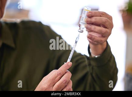 Assistenza sanitaria, ago e flacone per la medicina, cura e trattamento per la malattia, vaccino e auto-cura. Mani, iniezione o contenitore con liquido, medico Foto Stock