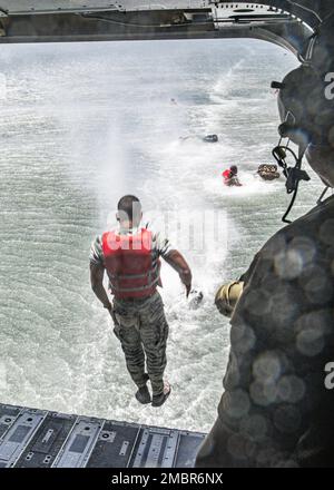 Helocasts, membro della squadra panamense, durante il corso sull'acqua e sulla terra del Fuerzas Comando 2022, nel Golfo di Fonseca, Honduras, il 20 giugno 2022. La competizione generale promuove le relazioni militari-militari, aumenta la preparazione alle missioni e migliora la sicurezza regionale. Foto Stock