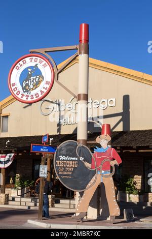 Old Town Scottsdale, Arizona USA City Center e Street Detail. Old Wild West Cowboy Figure, negozio di articoli di antiquariato con logo verticale Foto Stock