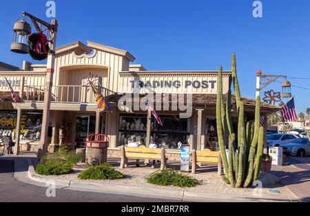Centro storico di Scottsdale e dettaglio della strada. Trading Post Antiquities Merchandise Store, Sunny Winter Sky Arizona USA Foto Stock