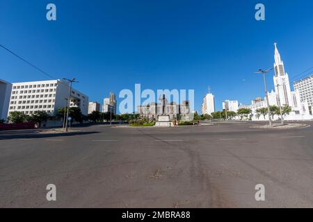 Piazza dell'Indipendenza a Maputo, Mozambico: sede della statua del primo presidente Samora Machel, del municipio e della storica cattedrale di nostra Signora della Concezione Foto Stock