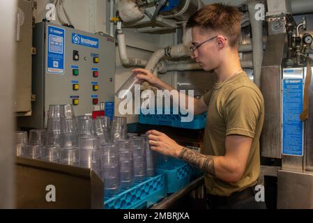 220621-N-JO823-1047 MARE DELLE FILIPPINE (21 giugno 2022) Aviation Structural Mechanic Airman Austyn Harrington, di Racine, Wisconsin, carica le tazze nelle sculture in avanti degli Stati Uniti L’unica portaerei della Marina schierata a termine USS Ronald Reagan (CVN 76). Ronald Reagan, il fiore all'occhiello del Carrier Strike Group 5, fornisce una forza pronta per il combattimento che protegge e difende gli Stati Uniti, e sostiene alleanze, partnership e interessi marittimi collettivi nella regione del Pacifico. Foto Stock