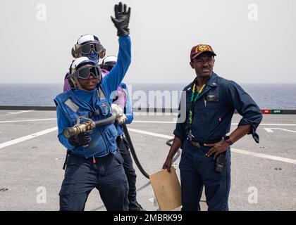 220621-N-TI693-0013 GOLFO DI ADEN (21 giugno 2022) Aviazione Boatswain's Mate (Handling) Airman Trequan Cox, fronte sinistro, da Atene, Georgia, Aviazione Boatswain's Mate (Fuels) Airman Phillip carter, a sinistra, da Walterboro, South Carolina, E Aviation Boatswain's Mate (Handling) Airman Talon Ross, lasciato indietro, da Baltimora, agire come un team di tubi mentre è valutato da Aviation Boatswain's Mate (Handling) 1st Classe Shane Barton, da St. Catherine, Giamaica, durante un incidente e un salvataggio a bordo della base marittima di spedizione di classe Lewis B. Puller USS Hershel 'Woody' Williams (ESB 4), giugno 21 Foto Stock
