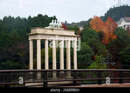 Una replica della porta di Brandeburgo nella città di Arita in Giappone. La copia è più piccola del più famoso monumento di Berlino. Colonne verticali e un q Foto Stock