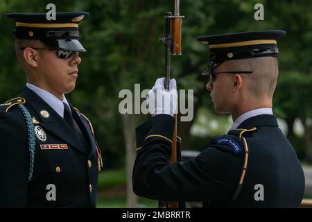 I cadetti dell'esercito JROTC che gareggiavano nel 2022 Junior Leadership Bowl hanno trovato il tempo di esplorare il National Mall e il cimitero nazionale di Arlington a Washington D.C. il 21 giugno. Un momento culminante per molti dei Cadetti è stato osservare i soldati a guardia della Tomba del Milite Ignoto e assistere al cambio della Guardia. Quattro cadetti JROTC dell'esercito sono stati anche scelti per partecipare ad una cerimonia di posa della corona alla Tomba. | Sarah Windmueller, Stati Uniti Comando del cadetto dell'esercito Affari pubblici Foto Stock