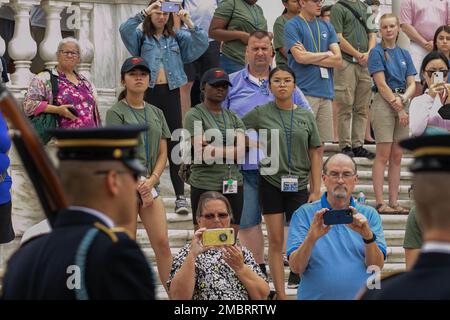 I cadetti dell'esercito JROTC che gareggiavano nel 2022 Junior Leadership Bowl hanno trovato il tempo di esplorare il National Mall e il cimitero nazionale di Arlington a Washington D.C. il 21 giugno. Un momento culminante per molti dei Cadetti è stato osservare i soldati a guardia della Tomba del Milite Ignoto e assistere al cambio della Guardia. Quattro cadetti JROTC dell'esercito sono stati anche scelti per partecipare ad una cerimonia di posa della corona alla Tomba. | Sarah Windmueller, Stati Uniti Comando del cadetto dell'esercito Affari pubblici Foto Stock