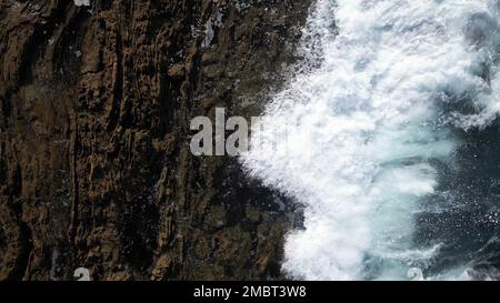 Una vista aerea dall'alto delle onde dell'oceano che si infrangono contro Newport Beach in California Foto Stock