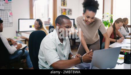 Una grande crescita richiede molto lavoro di squadra. un giovane uomo d'affari e una donna d'affari che usano un computer portatile insieme in un ufficio moderno. Foto Stock