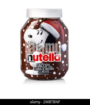 Chisinau, Moldova - 27 aprile 2020: Foto editoriale di Nutella vaso di nocciola sparso su sfondo bianco compreso il percorso di ritaglio. Foto Stock