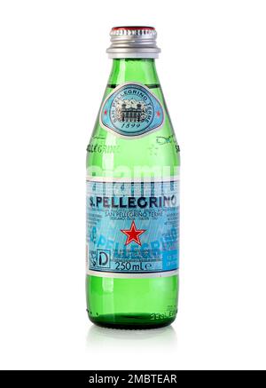 Chisinau, Moldova 16 novembre 2020: Acqua minerale naturale frizzante di S. Pellegrino. Imbottigliato alla fonte San Pellegrino terme di Bergamo. Foto Stock