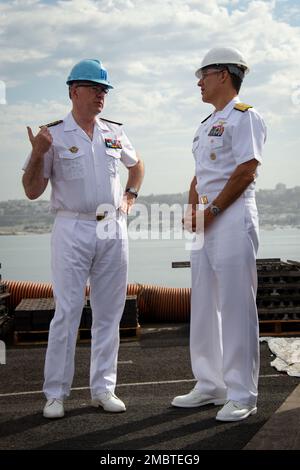 220622-N-TD381-1128 SAN DIEGO (22 giugno 2022) ADM. Pierre Vandier, capo della Marina francese, ha lasciato, parla con la Rear ADM. Carlos Sardiello, comandante, Carrier Strike Group uno, sul ponte di volo della portaerei di classe Nimitz USS Carl Vinson (CVN 70), giugno 22. Vinson è attualmente pierside nel suo homeport di San Diego. Foto Stock