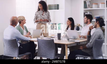 Una squadra costruita così forte, non possono andare male. un gruppo di uomini d'affari che hanno una riunione in un ufficio moderno. Foto Stock