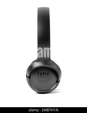 Chisinau, Moldova 10 ottobre 2021: JBL cuffie bluetooth JBL Live 500BT Black.isolate su sfondo bianco Foto Stock