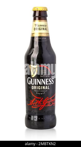 Chisinau, Moldova - 05 dicembre 2015 Guinness bottiglia di birra originale isolata su sfondo bianco Foto Stock