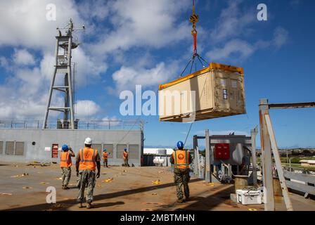 SANTA RITA, Guam (22 giugno 2022) marinai assegnati a Navy Cargo Handling Battalion (NCHB), distaccamento Guam, carico a carico del MV Cape Horn alla base navale Guam sostegno Marine Air Control Group (MACG) 18, 1st Marine Aircraft Wing (1st MAW), E il 94th Army Air and Missile Defense Command (AAMDC) nel retrogrado di Valiant Shield 2022 cargo. Foto Stock