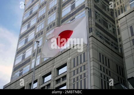 Tokyo, Giappone - 22 maggio 2019 - Bandiera del Giappone al di fuori del Palazzo del Governo Metropolitano di Tokyo. Quali uffici di contenimento e la sala di riunione del metrop Foto Stock