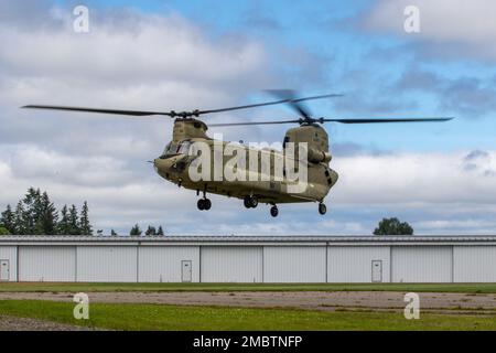 Un elicottero CH-47 Chinook assegnato agli Stati Uniti Il 2-135° Battaglione Generale dell'Aviazione di supporto della Riserva dell'Armata, atterra in un punto di armamento e rifornimento all'Aeroporto di Chehalis-Centralia, Washington, il 22 giugno 2022. L'equipaggio stava assistendo l'addestramento regolare dell'esercito, Stati Uniti Army Reserve e Stati Uniti I servizi dell'aeronautica militare sulle procedure di rifornimento dell'elicottero. Foto Stock