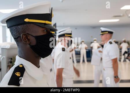 220622-N-ZW825-0754 GRANDI LAGHI, ILL. (22 giugno 2022) corpo di addestramento degli ufficiali della Riserva Navale (NROTC) i candidati dell'ostetrica New Student Indoctrination (NSI) sono sottoposti ad un'ispezione estiva in uniforme bianca presso il comando di addestramento del reclutamento (RTC), giugno 22. Al termine dell'NSI, i candidati inizieranno il loro anno nuovo del programma NROTC presso le università e le università nazionali questo autunno. NSI è un programma di indottrinamento ospitato presso RTC, e fornisce agli ostetrica un orientamento di addestramento militare comune. NSI fornisce una formazione di base in cinque principi fondamentali della lotta alla guerra: Antincendio, controllo dei danni, marinai Foto Stock