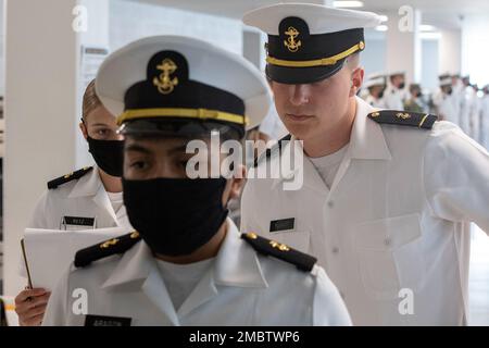 220622-N-ZW825-0411 GRANDI LAGHI, ILL. (22 giugno 2022) Un membro dello staff del corpo di addestramento degli ufficiali della Riserva Navale (NROTC) New Student Indottrination (NSI) conduce un'ispezione di uniforme bianca estiva del candidato dell'ostetrica al comando di addestramento del reclutamento (RTC), giugno 22. Al termine dell'NSI, i candidati inizieranno il loro anno nuovo del programma NROTC presso le università e le università nazionali questo autunno. NSI è un programma di indottrinamento ospitato presso RTC, e fornisce agli ostetrica un orientamento di addestramento militare comune. NSI fornisce una formazione di base in cinque principi fondamentali della lotta contro la guerra: Antincendio, danni c Foto Stock