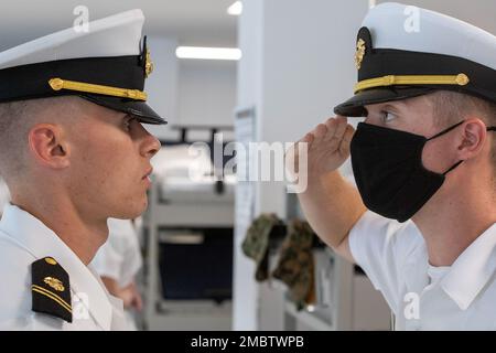 220622-N-ZW825-0436 GRANDI LAGHI, ILL. (22 giugno 2022) Un corpo di addestramento degli ufficiali della Riserva Navale (NROTC) nuovo candidato dell'ostetrica di indottrinamento degli studenti (NSI) riferisce di essere pronto per un'ispezione estiva in uniforme bianca al comando di addestramento del reclutamento (RTC), giugno 22. Al termine dell'NSI, i candidati inizieranno il loro anno nuovo del programma NROTC presso le università e le università nazionali questo autunno. NSI è un programma di indottrinamento ospitato presso RTC, e fornisce agli ostetrica un orientamento di addestramento militare comune. NSI fornisce una formazione di base in cinque principi fondamentali della lotta contro la guerra: Antincendio, danni c Foto Stock