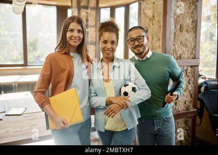 Ritratto di giovani diverse squadre multietniche nello spazio di coworking Foto Stock