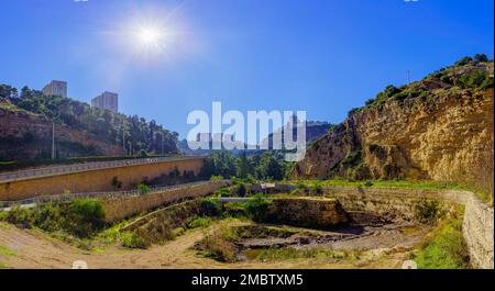 Vista del bacino idrico e delle autostrade, nella valle di Nahal Giborim (Wadi Rushmiya), Haifa, Israele Foto Stock