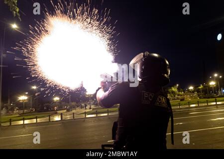 Dpatop - 20 gennaio 2023, Perù, Lima: La polizia fuoco lacrima gas durante una dimostrazione. I manifestanti hanno chiesto elezioni generali, l'estromissione del Presidente Boluarte e la giustizia per i manifestanti morti in scontri con la polizia durante la recente crisi politica. Foto: Lucas Aguayo Araos/dpa Foto Stock