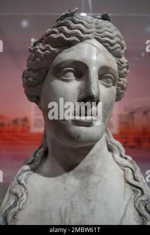 Busto di marmo del dio Apollo, 1st ° secolo, alla grande mostra archeologica su Pompei ed Ercaluneo esposti in un museo Foto Stock