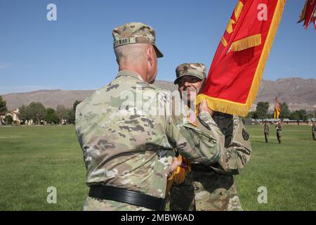 Brig. Il generale David Stewart, comandante, 32d Army Air and Missile Defense Command passa i colori di comando al nuovo 32d AAMDC sergente maggiore, il comando Sgt. Major Raymond Belk. Belk, un difensore aereo di carriera ha servito nell'esercito dall'agosto 1997. Foto Stock