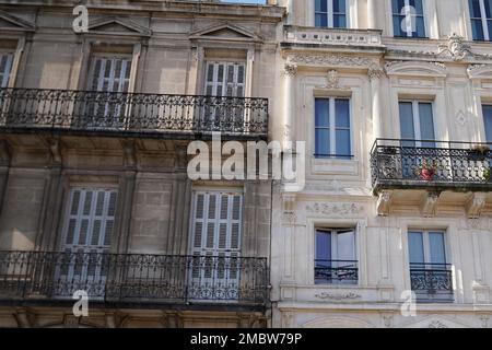 prima e dopo il confronto di facciata pulita edificio contro lavarsi facciate pulite casa e sporco uno Foto Stock