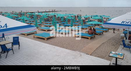 ODESSA, UCRAINA - 22 GIUGNO 2019: Questa è la spiaggia della città Langeron all'inizio dell'alta stagione in serata. Foto Stock