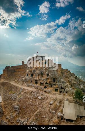 Vista sui droni sulle rovine e le tombe di Tlos, un'antica città Licia vicino alla città di Seydikemer, Mugla, Turchia. Foto Stock