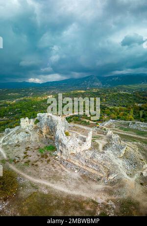 Vista sui droni sulle rovine e le tombe di Tlos, un'antica città Licia vicino alla città di Seydikemer, Mugla, Turchia. Foto Stock