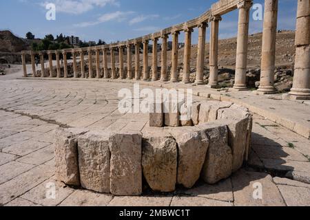 Foro ovale o Plaza a Gerasa, un'antica città romana a Jerash, Giordania Foto Stock