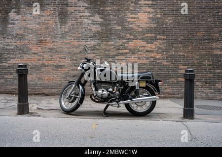 Vicenza, Italia - Agosto 12 2022: Black Vintage BMW R 75/5, una classica motocicletta 1970s o motocicletta Foto Stock