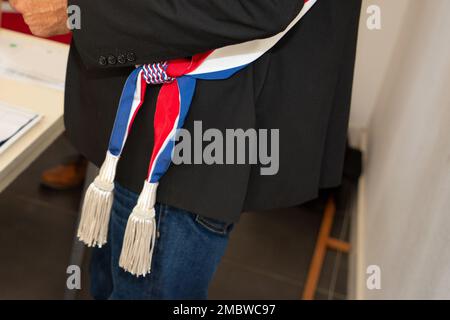 sindaco francese con sciarpa tricolore durante la celebrazione ufficiale Foto Stock