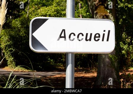 accueil in francese pannello di testo significa benvenuto entrata reception con freccia strada segno Foto Stock