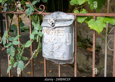 Vintage antico grigio argento brut posta fila grigio sulla parete vecchia cassetta postale con lucchetto Foto Stock