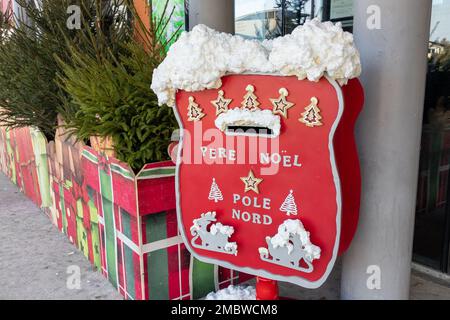 pere noel pole nord testo francese significa babbo natale polo nord su Mailbox per le lettere di natale a SantaClaus casella di posta rosso Foto Stock