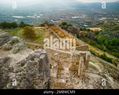 Vista sui droni sulle rovine e le tombe di Tlos, un'antica città Licia vicino alla città di Seydikemer, Mugla, Turchia. Foto Stock