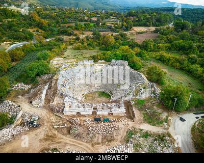 Vista sui droni sulle rovine e le tombe di Tlos, un'antica città Licia vicino alla città di Seydikemer, Mugla, Turchia. Foto Stock