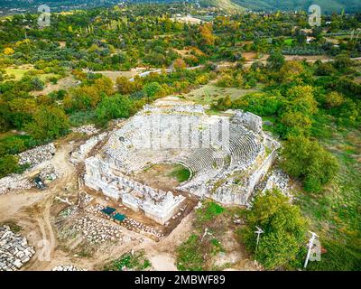 Vista sui droni sulle rovine e le tombe di Tlos, un'antica città Licia vicino alla città di Seydikemer, Mugla, Turchia. Foto Stock