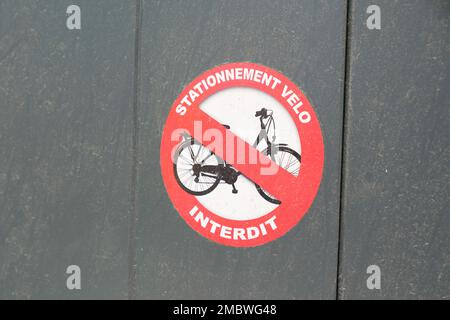 bicicletta no parcheggio bici significa in francese stationnement velo interdit testo e cartello non parcheggiare di fronte al cancello residenziale Foto Stock