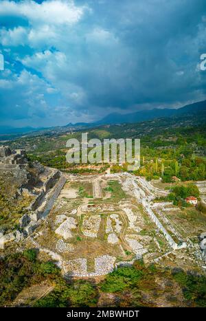 Vista sui droni sulle rovine e le tombe di Tlos, un'antica città Licia vicino alla città di Seydikemer, Mugla, Turchia. Foto Stock