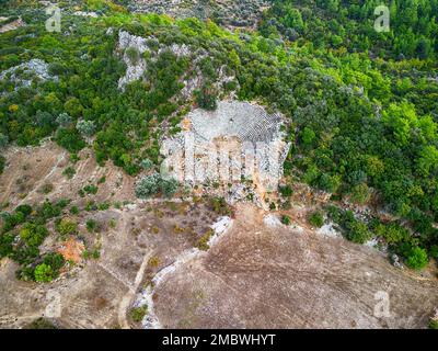 Vista sui droni sulle tombe rupestri dell'antica città di Pinara a Lycia, Antalya, Turchia Foto Stock