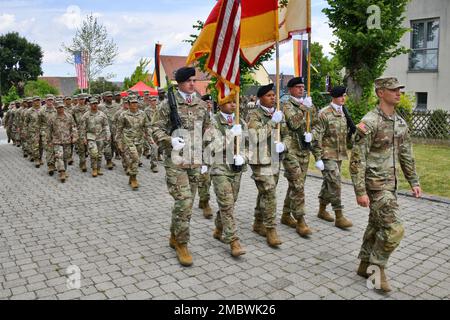 STATI UNITI I soldati con il Battaglione di supporto ai combattimenti del 18th partecipano a un evento di giuramento di reclutamento dell'esercito tedesco e alla cerimonia di partenariato di quindici anni del battaglione con la comunità di Freihung, Germania, 22 giugno 2022. Foto Stock