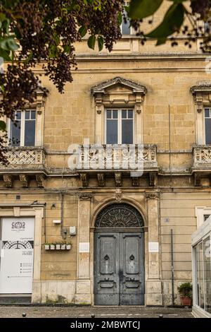 Facciata e balconi decorati di un palazzo nobiliare in Piazza Vittorio Emanuele a Enna. Enna, Sicilia, Italia, Europa Foto Stock