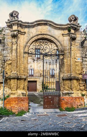Palazzo Pollicarini è una residenza nobiliare e fortificata, l'imponente portale d'ingresso è sormontato da un'elegante cornice. Enna, Sicilia, Italia, Europa Foto Stock