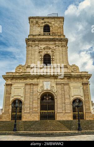 La facciata principale della cattedrale di Enna a cui si accede con una grande scalinata sormontata dal campanile imperioso. Enna, Sicilia, Italia Foto Stock